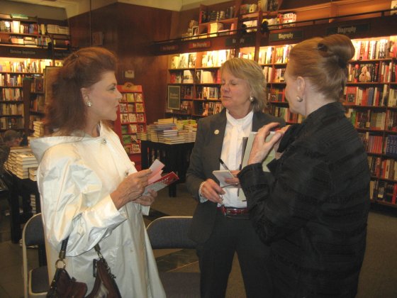 Kris Baggelaar chats with Copa Girls Barbara Baxter and  Joan Wynne